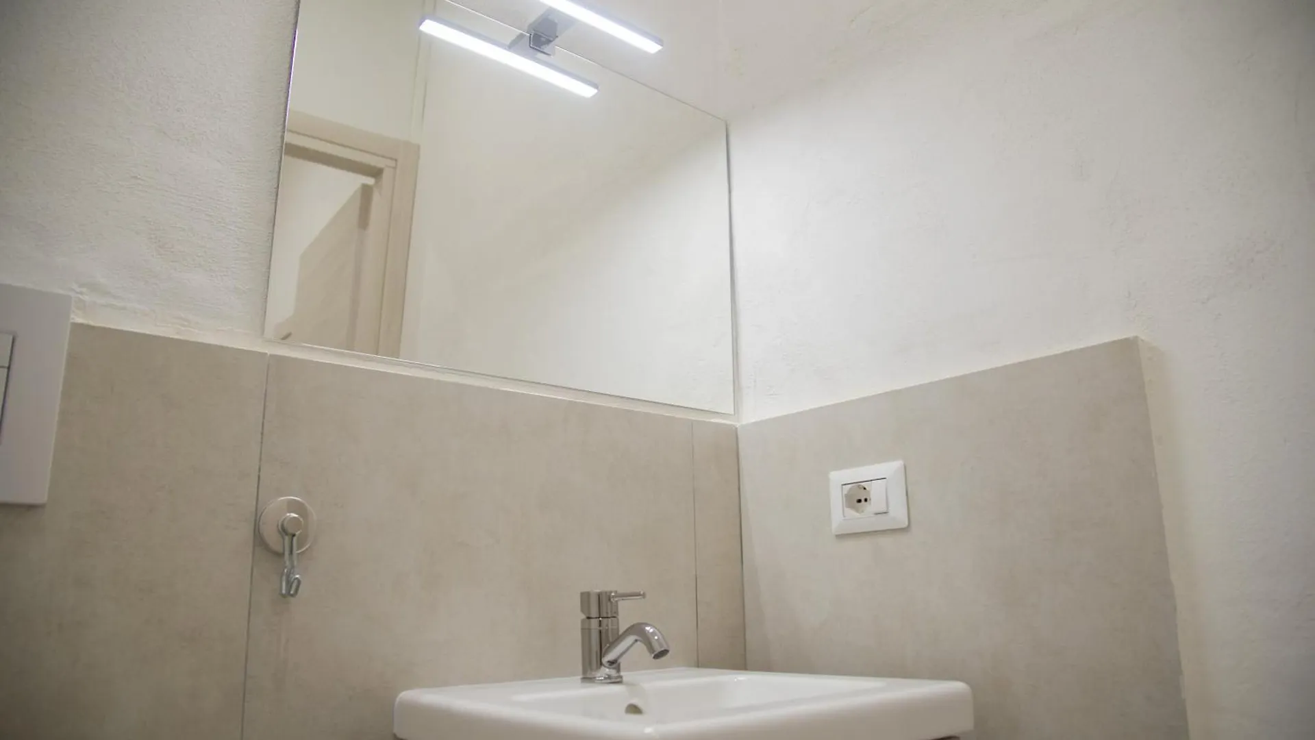 Golfo Di Napoli, Metro-Taxi Apartment