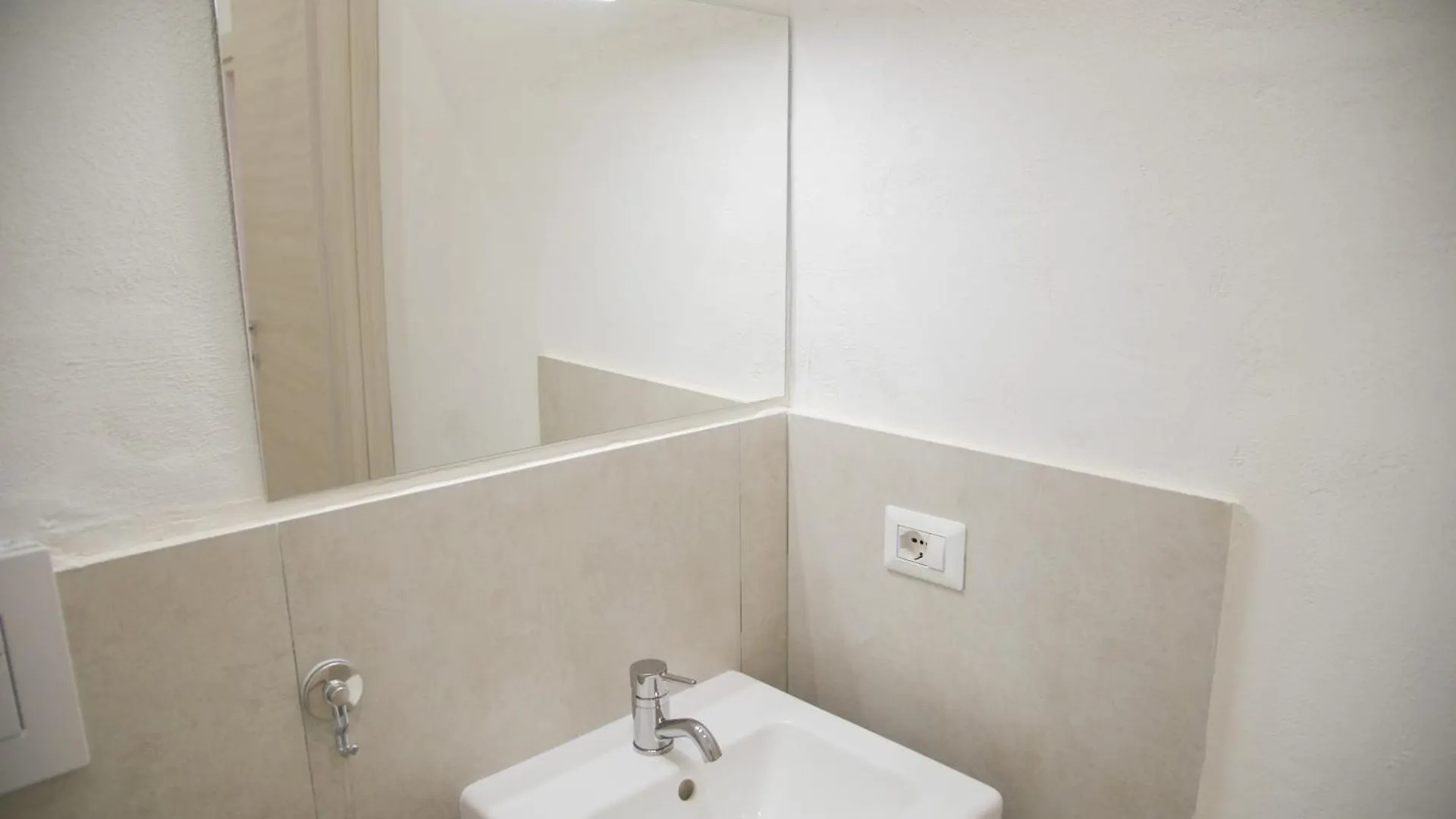 Golfo Di Napoli, Metro-Taxi Apartment
