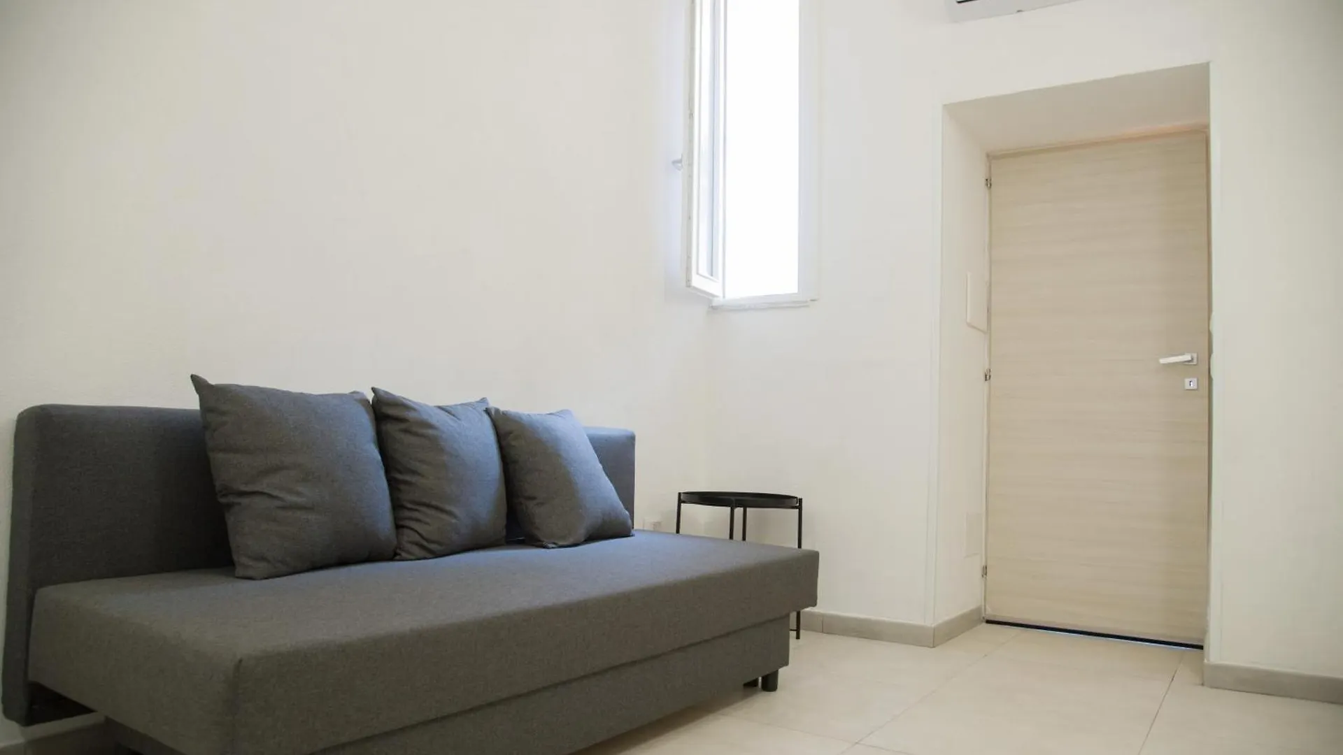 Golfo Di Napoli, Metro-Taxi Apartment