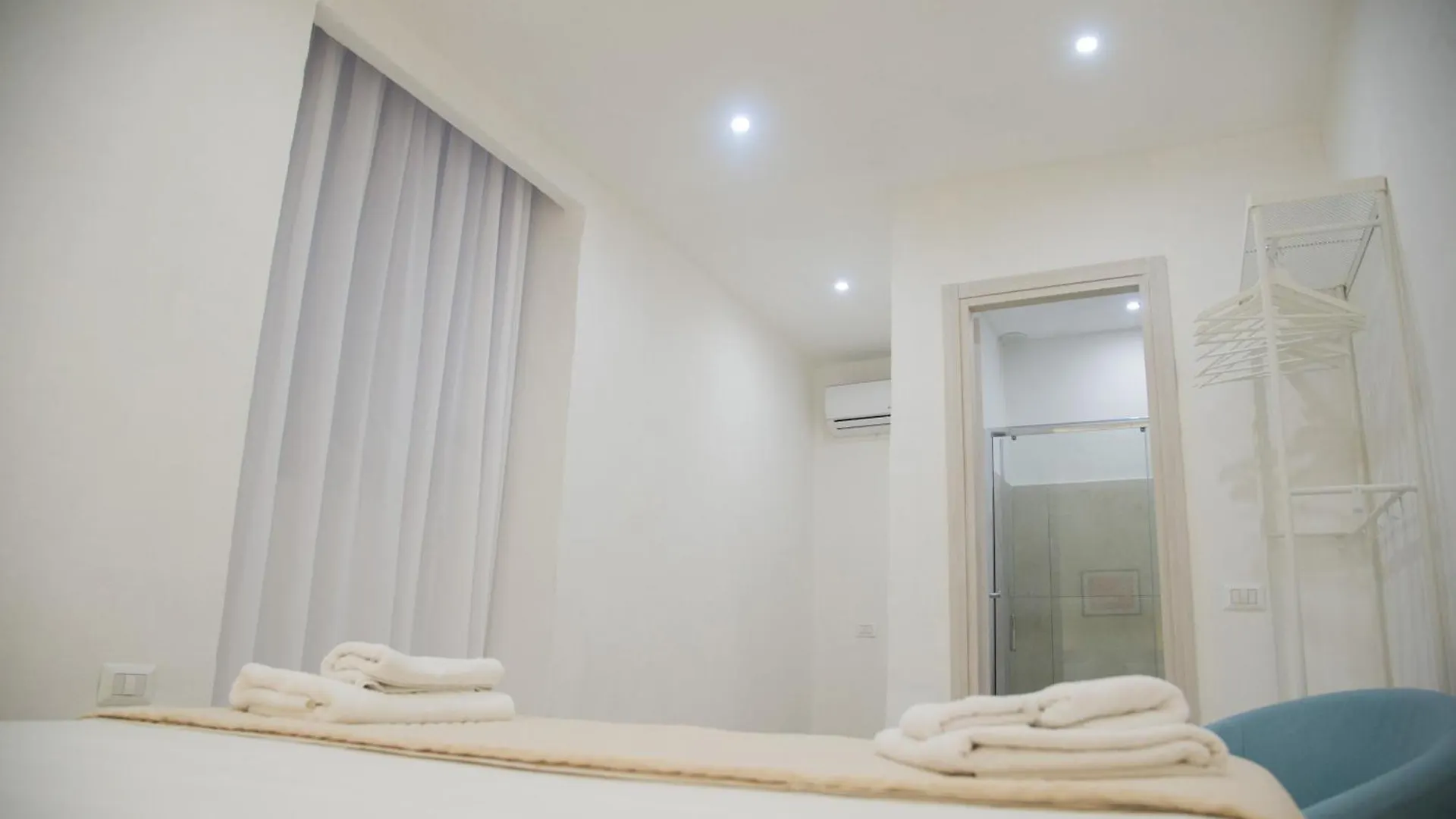 Golfo Di Napoli, Metro-Taxi Apartment